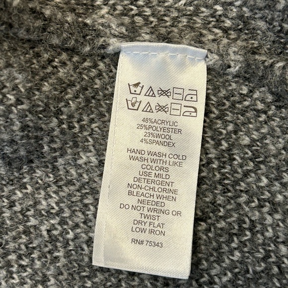 Ellen Tracy Gray Wool Blend Coat with Plaid Pattern and Cozy Shawl Collar - Picture 6 of 8